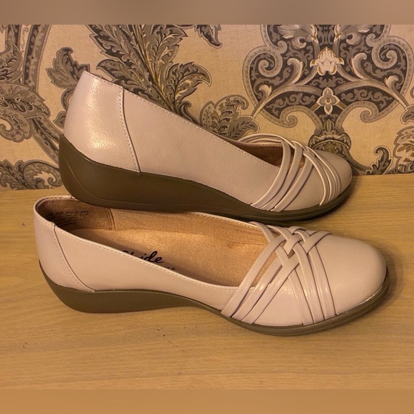Life Stride Shoes - Life Stride Cream Slip-On Flats